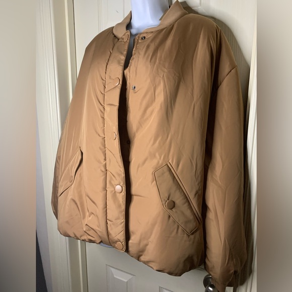 Amazon Essentials Womens Relaxed-Fit Recycled Polyester Padded Bomber Jacket - Picture 3 of 4